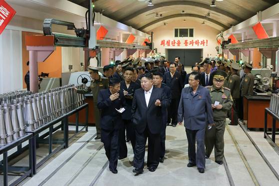 북한 노동당 기관지 노동신문은 김정은 국무위원장이 지난 6월 13일 중요군수공업기업소를 찾아 포탄 생산을 독려했다고 14일 보도했다. 노동신문=뉴스1