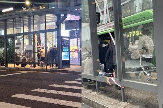 지난 2023년 12월 홍대입구역 인근 버스정류장 사진 속 장소에서 50대 남성 노모씨가 버스를 기다리다 인파가 몰려 자리를 피해주다 전자 광고판이 철거된 뒤 틀에 걸려 뒤로 넘어져 사망하는 사건이 발생했다. 지난달 9일 서울중앙지법 민사212단독 김혜령 판사는 사건 관련해 서울시와 시설관리업체가 배상 책임이 있다고 판단했다. 사진 노모씨 유족 제공