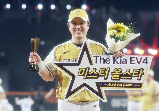 LG 박동원이 지난 12일 KBO 올스타전에서 MVP를 수상한 뒤 트로피를 들고 포즈를 취하고 있다. 뉴스1