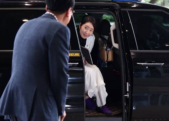 강선우 여성가족부 장관 후보자가 26일 인사청문회 준비 사무실이 마련된 서울 이마빌딩에 도착, 차에서 내리고 있다. 연합뉴스