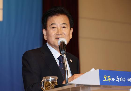 지난 11일 전북 완주군청 문예회관에서 열린 '피지컬 AI 모빌리티 실증 선도사업 세미나'에서 더불어민주당 정동영 의원이 인사말을 하고 있다. 연합뉴스