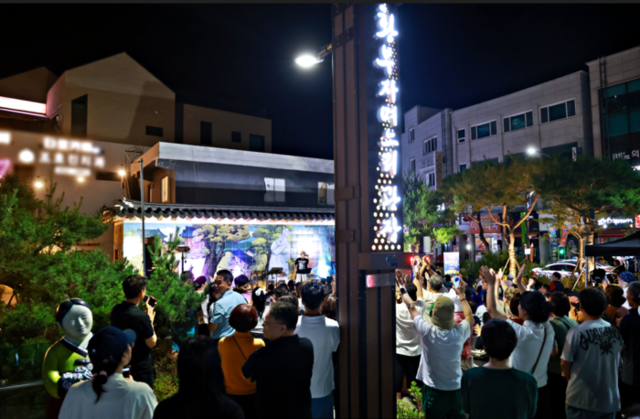 ▲ 낙동강 발원지 강원 태백 황지연못의 황부자며느리광장 일원에서 중앙로 상점가 상인회 주관으로 펼쳐지는 ‘황부자 며느리 야시장’이 지난 11일 정식 개장돼 오는 8월 30일까지 매주 금·토요일 오후 5시부터 밤 9시 30분까지 다양한 먹거리를 맛볼수 있는 부스, 개성 넘치는 상품들을 만날 수 있는 플리마켓, 현장에서의 버스킹 공연 등 다채로운 문화행사가 펼쳐져 시민·관광객들에게 특별한 여름밤의 즐거움을 선사한다.