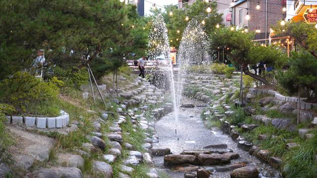 ▲ 낙동강 발원지 강원 태백 황지연못의 황부자며느리광장 일원에서 중앙로 상점가 상인회 주관으로 펼쳐지는 ‘황부자 며느리 야시장’이 지난 11일 정식 개장돼 오는 8월 30일까지 매주 금·토요일 오후 5시부터 밤 9시 30분까지 다양한 먹거리를 맛볼수 있는 부스, 개성 넘치는 상품들을 만날 수 있는 플리마켓, 현장에서의 버스킹 공연 등 다채로운 문화행사가 펼쳐져 시민·관광객들에게 특별한 여름밤의 즐거움을 선사한다.