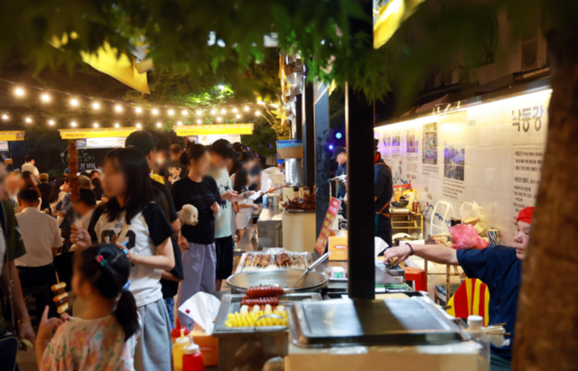 ▲ 낙동강 발원지 강원 태백 황지연못 황부자며느리광장 일원에서 중앙로 상점가 상인회 주관으로 펼쳐지는 ‘황부자 며느리 야시장’이 지난 11일 정식 개장돼 오는 8월 30일까지 매주 금·토요일 오후 5시부터 밤 9시 30분까지 다양한 먹거리를 맛볼수 있는 부스, 개성 넘치는 상품들을 만날 수 있는 플리마켓, 현장에서의 버스킹 공연 등 다채로운 문화행사가 펼쳐져 시민·관광객들에게 특별한 여름밤의 즐거움을 선사한다.