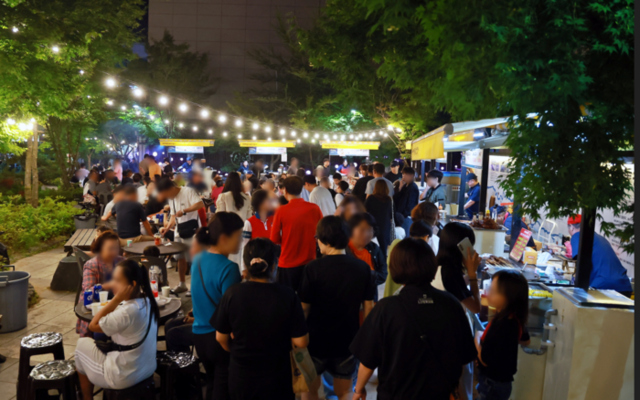 ▲ 낙동강 발원지 강원 태백 황지연못 황부자며느리광장 일원에서 중앙로 상점가 상인회 주관으로 펼쳐지는 ‘황부자 며느리 야시장’이 지난 11일 정식 개장돼 오는 8월 30일까지 매주 금·토요일 오후 5시부터 밤 9시 30분까지 다양한 먹거리를 맛볼수 있는 부스, 개성 넘치는 상품들을 만날 수 있는 플리마켓, 현장에서의 버스킹 공연 등 다채로운 문화행사가 펼쳐져 시민·관광객들에게 특별한 여름밤의 즐거움을 선사한다.