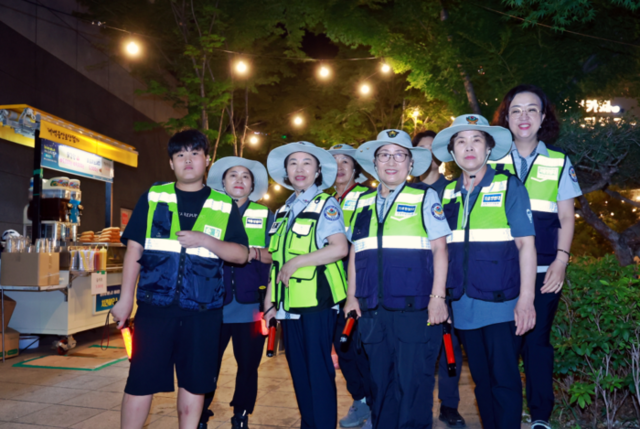 ▲ 낙동강 발원지 강원 태백 황지연못 황부자며느리광장 일원에서 중앙로 상점가 상인회 주관으로 펼쳐지는 ‘황부자 며느리 야시장’이 지난 11일 정식 개장돼 오는 8월 30일까지 매주 금·토요일 오후 5시부터 밤 9시 30분까지 다양한 먹거리를 맛볼수 있는 부스, 개성 넘치는 상품들을 만날 수 있는 플리마켓, 현장에서의 버스킹 공연 등 다채로운 문화행사가 펼쳐져 시민·관광객들에게 특별한 여름밤의 즐거움을 선사한다.