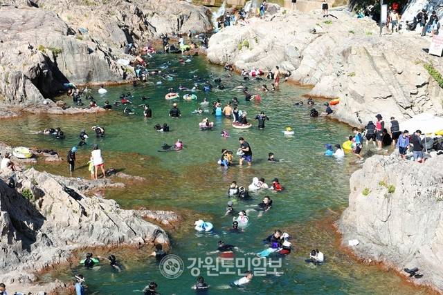 ▲ 연일 폭염이 이어지고 있는 가운데 지난 12일 인제군 북면 용대리 백담계곡 일원에서 무더위를 피해 방문한 관광객들이 시원한 피서를 즐기고 있다.