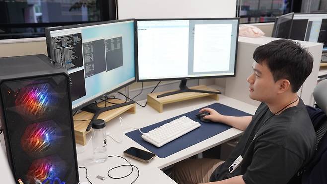 이상평 프로가 디자인 컴파일러 결과 리포트를 확인하고 있다. 수원=윤현주 기자