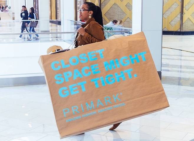 미국 필라델피아 쇼핑몰에 등장한 프라이마크의 대형 쇼핑백. 저렴한 옷을 많이 살 수 있다는 것을 어필하기 위한 광고용으로 제작된 것이다. /프라이마크 제공
