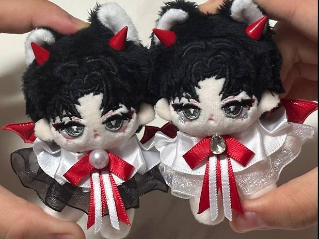 웹소설 괴담출근 팬이 아이돌 굿즈처럼 인형을 만들어 소셜미디어(SNS)에서 공유 중이다. 사진=X 계정 갈무리