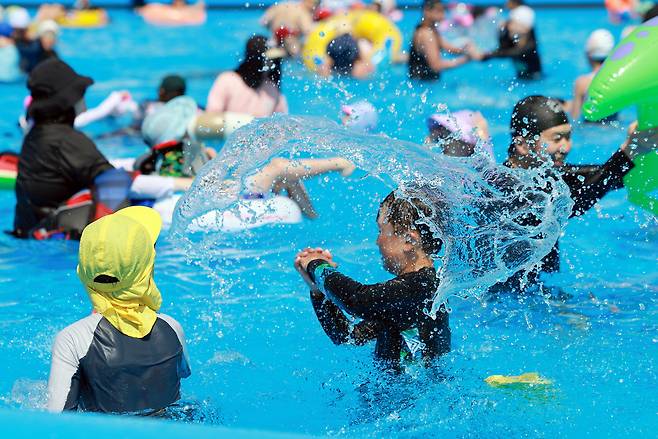 22일 개장 첫 주말을 맞은 서울 여의도 한강공원 수영장을 찾은 어린이와 시민들이 물놀이를 즐기고 있다. 연합뉴스