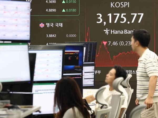 지난 11일 오후 서울 중구 하나은행 본점 딜링룸 현황판에 코스피 지수가 표시돼 있다. 연합뉴스