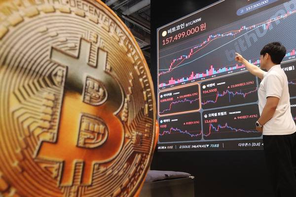 비트코인이 연일 사상 최고가를 갈아치우며 고공 행진을 이어가고 있다. 지난 11일 서울 서초구 빗썸라운지 강남본점에 가상화폐 시세가 표시돼있다. 연합뉴스