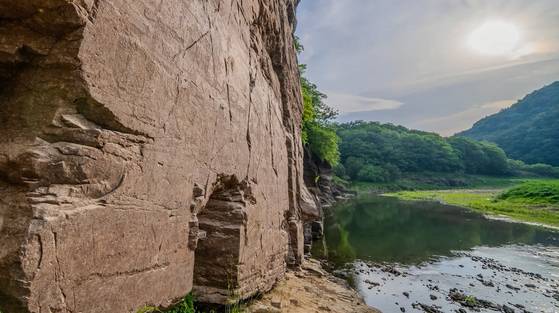 A cliff featuring petroglyphs along the Bangucheon stream in Ulju County, Ulsan.[KOREA HERITAGE SERVICE]