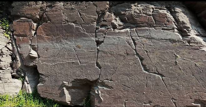″Petroglyphs along the Bangucheon Stream,″ in Daegok-ri, Eonyang in Ulsan [KOREA HERITAGE SERVICE]
