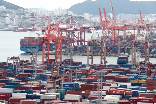 부산신항 컨테이너 야적장 전경. 연합뉴스