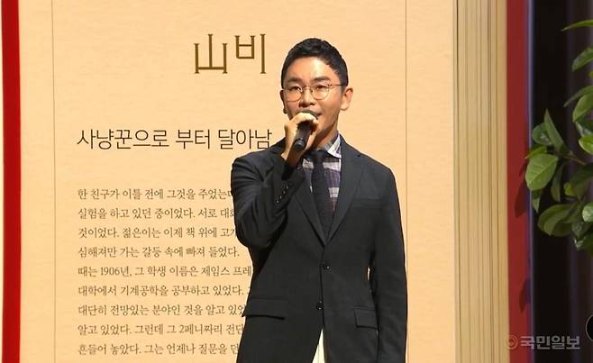 역사 강사 설민석이 13일 경기도 성남 만나교회 강단에서 영화 '킹 오브 킹스'를 해설하는 유튜브 콘텐츠를 만들게 된 배경을 설명하고 있다. 만나교회 유튜브 캡처