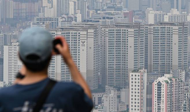 지난 6일 서울 중구 남산 전망대에서 바라본 서울 아파트 단지의 모습. 윤웅 기자