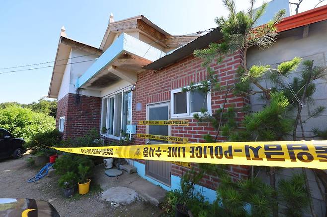 부모와 형 등 일가족 3명이 살해된 경기도 김포 한 주택 앞에 지난 11일 폴리스라인이 쳐져 있다. 연합뉴스