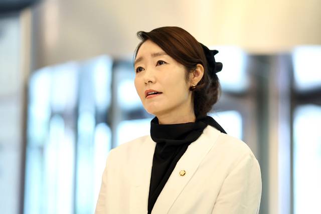 강선우 여성가족부 장관 후보자가 지난달 26일 인사청문회 준비 사무실이 마련된 서울 종로구 이마빌딩에서 기자들 질문에 답하고 있다. 가족의 위장전입 의혹을 포함해 각종 논란에 휩싸인 강 후보자의 국회 인사청문회는 14일 열린다. 연합뉴스