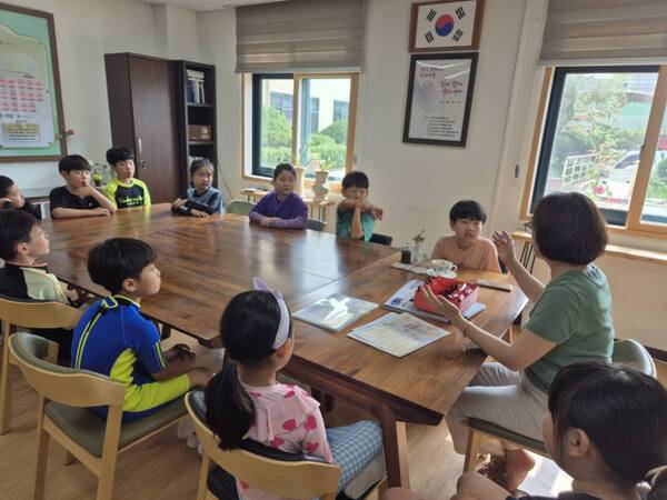 석정초등학교 강연희 교장과 학생들이 꿈나눔시간을 갖고 미래 진로에 대해 대화를 나누고 있다. 김포교육지원청 제공