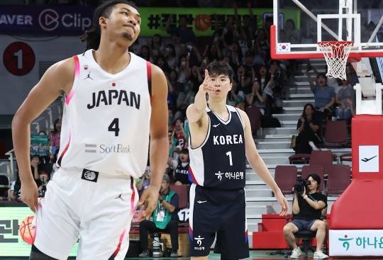 한국 3점 성공에 기뻐하는 이현중. 사진[연합뉴스]