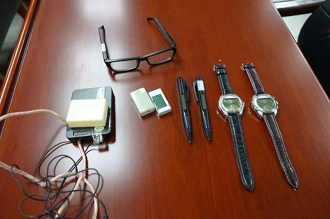 지난 2020년 중국의 한 대학원 입시에서 발각된 부정행위 사건에서 동원된 각종 도구들. [사진=바이두]