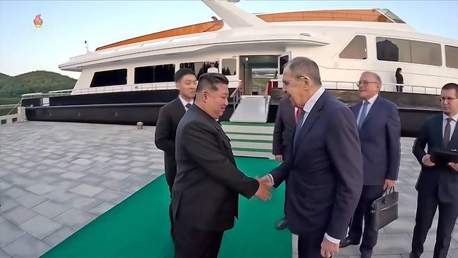 김정은 국무위원장이 12일 러시아 외무장관 세르게이 라브로프와의 회담장면을 조선중앙TV가 13일 방영했다. 화면에서 김정은 국무위원장은 요트에서 라브로프 외무상과 회담을 하는 장면이 송출됐고 회담을 마치고 라브로프 외무장관을 환송하는 장면이 담겨있다.  [조선중앙TV화면·연합뉴스]