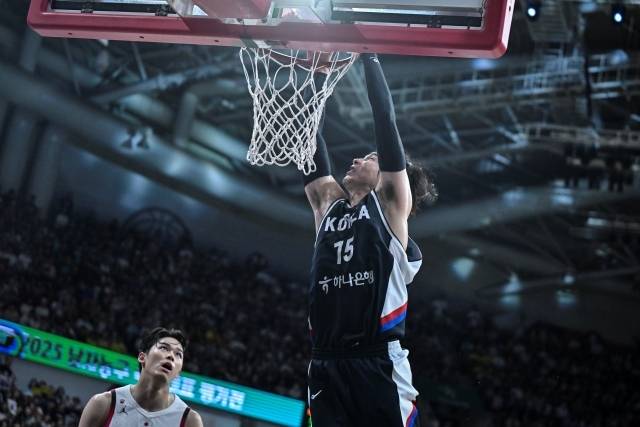 김종규는 “개인적으로 최선을 다해 준비하고 있었다. 또 감독님이 준비할 수 있도록 많이 배려해줬고 많이 믿어줬다. 사실 감독님께 너무 감사하다. 솔직히 이번 한일전에 기회를 받지 못할 거라고 생각했다. 하루에 한 번씩 몸 상태를 물어볼 정도로 신경을 많이 써줬다. 괜찮다고 말은 했으나 확실한 모습을 보이지 못해 아쉬웠다. 그러나 감독님이 끝까지 믿어줬고 나 역시 주장으로서 책임감을 다하려고 했던 게 좋은 결과로 이어졌다”고 이야기했다. 사진=대한민국농구협회 제공