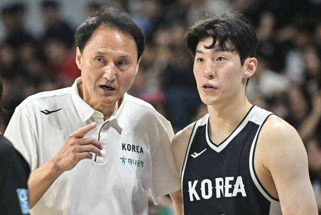 안준호 감독은 “굶주린 늑대처럼 리바운드에 달려들어 달라고 했다. 아시다시피 우리는 호주, 레바논, 카타르를 상대해야 한다. 죽음의 조다. 실전을 통해 강점을 극대화하고 약점을 보완해야 하는데 가장 큰 문제가 제공권이었다. 죽음의 조에서 죽을 건가, 살아서 전설이 될 건가를 스스로 선택하라고 했다. 그래서인지 선수들이 굶주린 늑대처럼 리바운드에 가담했다”고 말했다. 사진=대한민국농구협회 제공