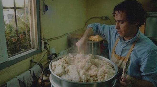 안나의 집 초창기 김하종 신부가 일하고 있는 모습. /사진제공=김하종 신부.