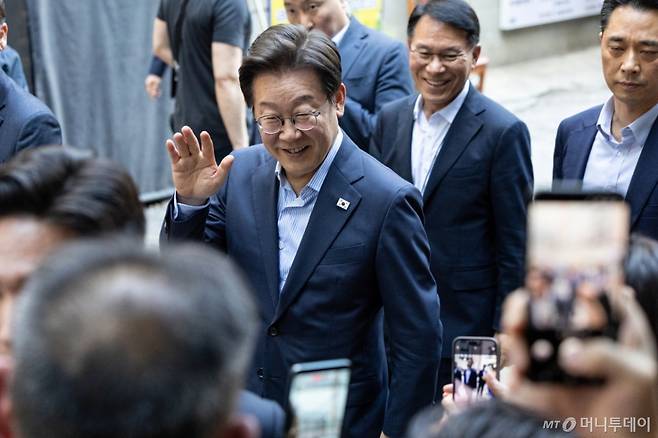 (서울=뉴스1) 이승배 기자 = 이재명 대통령이 11일 시민들과 저녁 식사를 위해 서울 종로구 광화문 인근의 한 식당으로 이동하고 있다. 2025.7.11/뉴스1  Copyright (C) 뉴스1. All rights reserved. 무단 전재 및 재배포,  AI학습 이용 금지. /사진=(서울=뉴스1) 이승배 기자