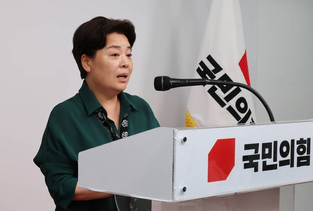 윤희숙 국민의힘 혁신위원장이 지난 10일 서울 영등포구 여의도 당사에서 제1차 혁신위원회 회의 결과를 브리핑을 하고 있다. 연합뉴스.