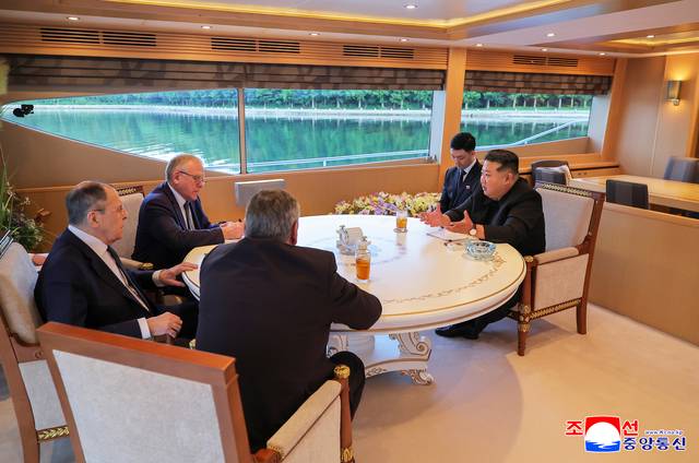 김정은 북한 국무위원장이 12일 세르게이 라브로프 러시아 외무장관을 접견했다고 조선중앙통신이 13일 보도했다. 조선중앙통신 연합뉴스.