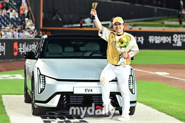 12일 대전 한화생명 볼파크 야구장에서 열린 '2025 신한 SOL뱅크 KBO 올스타' 드림 올스타(삼성·두산·KT·SSG·롯데) - 나눔 올스타(KIA·LG·한화·NC·키움) 경기. 나눔 박동원이 미스터 올스타로 선정됐다. 포즈를 취하는 박동원./대전=한혁승 기자