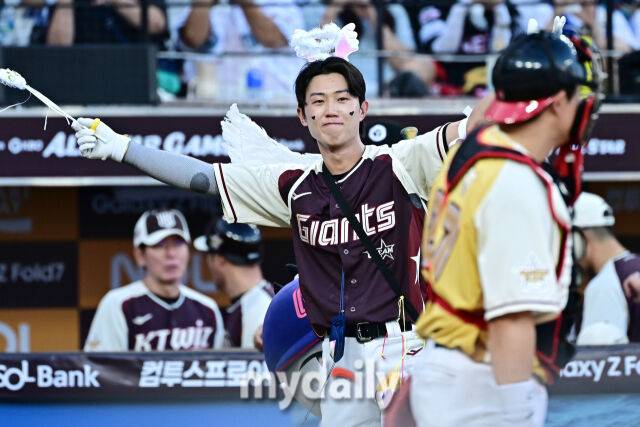 12일 대전 한화생명 볼파크 야구장에서 열린 '2025 신한 SOL뱅크 KBO 올스타' 드림 올스타(삼성·두산·KT·SSG·롯데) - 나눔 올스타(KIA·LG·한화·NC·키움) 경기. 드림 전민재가 3회초 선두타자로 천사 복장을 하고 타석에 들어서고 있다./대전=한혁승 기자