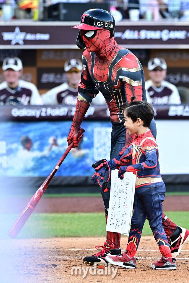 12일 대전 한화생명 볼파크 야구장에서 열린 '2025 신한 SOL뱅크 KBO 올스타' 드림 올스타(삼성·두산·KT·SSG·롯데) - 나눔 올스타(KIA·LG·한화·NC·키움) 경기. 나눔 박해민이 1회말 2사 1루에 아들과 함께 스파이더맨 패션으로 타석에 들어섰다./대전=한혁승 기자 hanfoto@mydaily.co.kr
