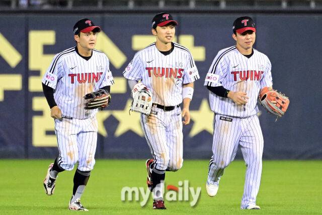 2025년 6월 12일 오후 서울 잠실구장에서 '2025 신한 SOL뱅크 KBO 리그' SSG 랜더스와 LG 트윈스의 경기가 열렸다. LG 박해민, 문성주, 최원영이 8-6으로 승리한 뒤 기뻐하고 있다./마이데일리