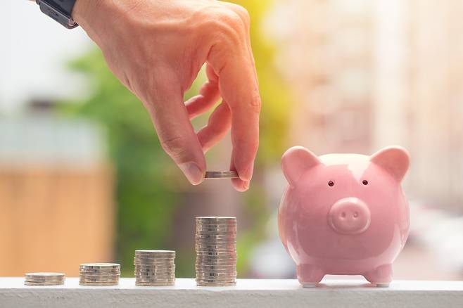 올해 하반기 중 추가 금리 인하 가능성이 열려있어, 예금금리 인하를 대비한 예테크족이 특판 상품으로 쏠리는 현상이 나타나고 있다. [게티이미지뱅크]