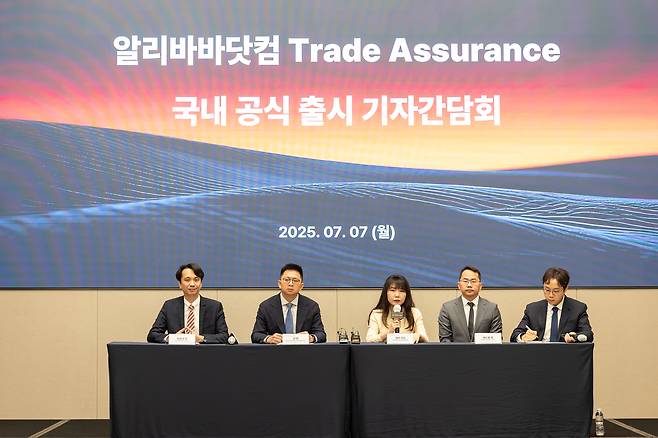 알리바바닷컴이 지난 7일 서울 강남구 조선팰리스 호텔에서 ‘트레이드 어슈어런스 서비스 출시’ 기자간담회를 열고 있다. 왼쪽부터 마르코 양 알리바바닷컴 코리아 지사장, 션 양 알리바바닷컴 글로벌 사업개발 총괄 본부장, 썸머 가오 알리바바닷컴 글로벌 공급망 총괄, 앤드류 천 알리바바닷컴 결제 및 거래 총괄. [알리바바닷컴 제공]