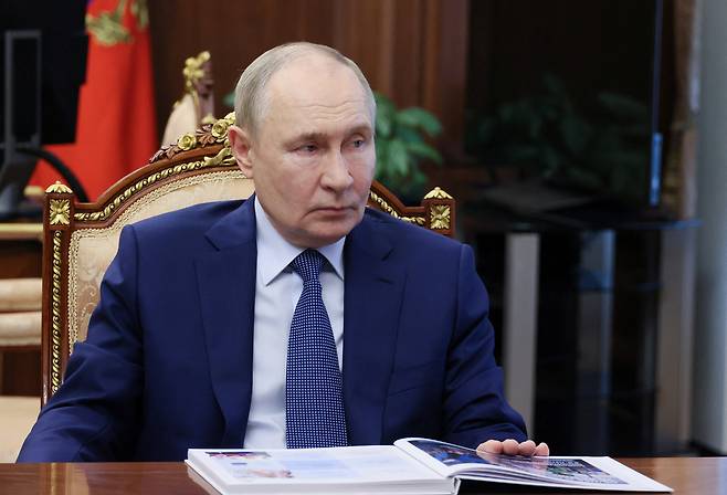 블라디미르 푸틴 러시아 대통령이 10일(현지시간) 러시아 수도 모스크바에서 열린 교육 문제 회의를 주재하고 있다. [로이터]