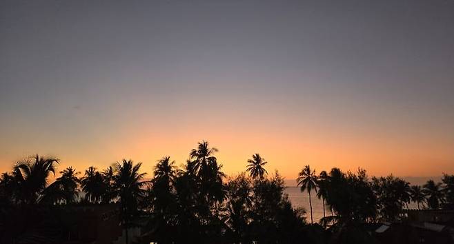 [사진=박현주 기자] 한폭의 그림같은 잔지바르 해변에 떠오른 일출. 2025.07.13. hyun@newsis.com *재판매 및 DB 금지