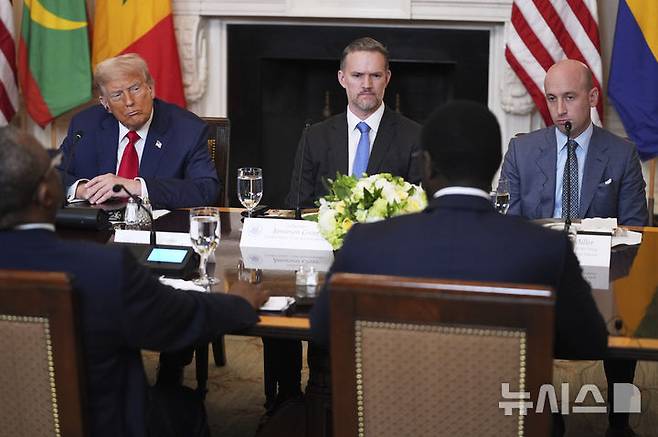 [워싱턴=AP/뉴시스] 도널드 트럼프 미국 대통령이 7월 9일 워싱턴 백악관에서  열린 아프리카 지도자들과의 오찬회에서 대화하고 있다. 2025.07.13.