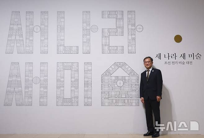 [서울=뉴시스] 김근수 기자 = 김재홍 국립중앙박물관장이 9일 서울 용산구 국립중앙박물관에서 뉴시스와 인터뷰를 마치고 기념촬영을 하고 있다. 2025.07.09. ks@newsis.com