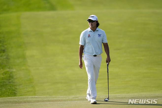 [블레인=AP/뉴시스] 김성현이 지난해 7월25일(현지시각) 미 미네소타주 블레인의 TPC 트윈시티에서 열린 미국프로골프(PGA) 투어 3M 오픈 첫날 9번 그린을 걷고 있다. 김성현은 4오버파 공동 141위를 기록했다. 2024.07.26.