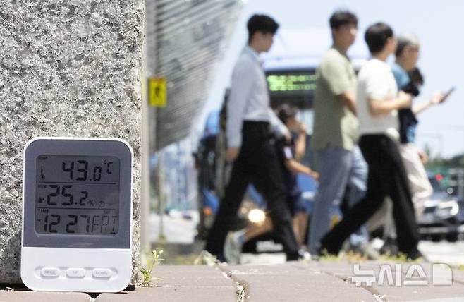 [서울=뉴시스] 김근수 기자 = 연일 폭염이 계속되는 가운데 지난 11일 서울 영등포구 여의도 버스환승센터에서 직장인들이 점심식사를 하기 위해 이동하고 있다. 2025.07.11. ks@newsis.com