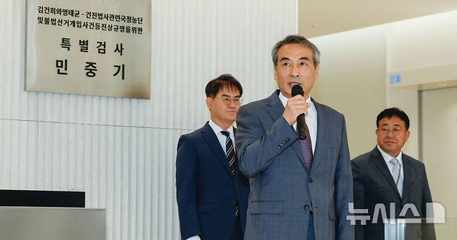 [서울=뉴시스] 배훈식 기자 = 윤석열 전 대통령의 부인 김건희 여사 의혹 관련 사건을 맡은 민중기 특별검사가 지난 2일 오전 서울 종로구 KT광화문빌딩 웨스트에 마련된 특검 사무실에서 현판 제막을 한 뒤 발언하고 있다. (공동취재) 2025.07.13. photo@newsis.com