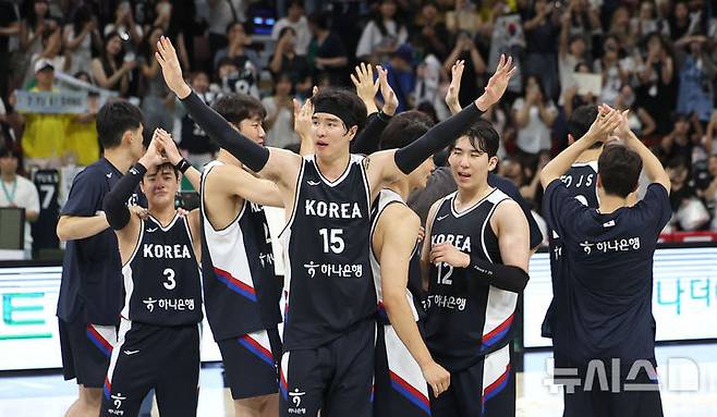 [안양=뉴시스] 김선웅 기자 = 13일 경기 안양시 정관장 아레나에서 열린 하나은행 초청 2025 남자농구 국가대표 평가전 대한민국 vs 일본 2차전 경기, 84-69로 일본에 승리를 거둔 대표팀 선수들이 자축하고 있다. 2025.07.13. mangusta@newsis.com