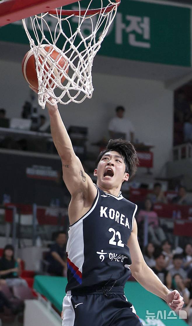 [안양=뉴시스] 김선웅 기자 = 13일 경기 안양시 정관장 아레나에서 열린 하나은행 초청 2025 남자농구 국가대표 평가전 대한민국 vs 일본 2차전 경기, 여준석이 골밑슛을 하고 있다. 2025.07.13. mangusta@newsis.com