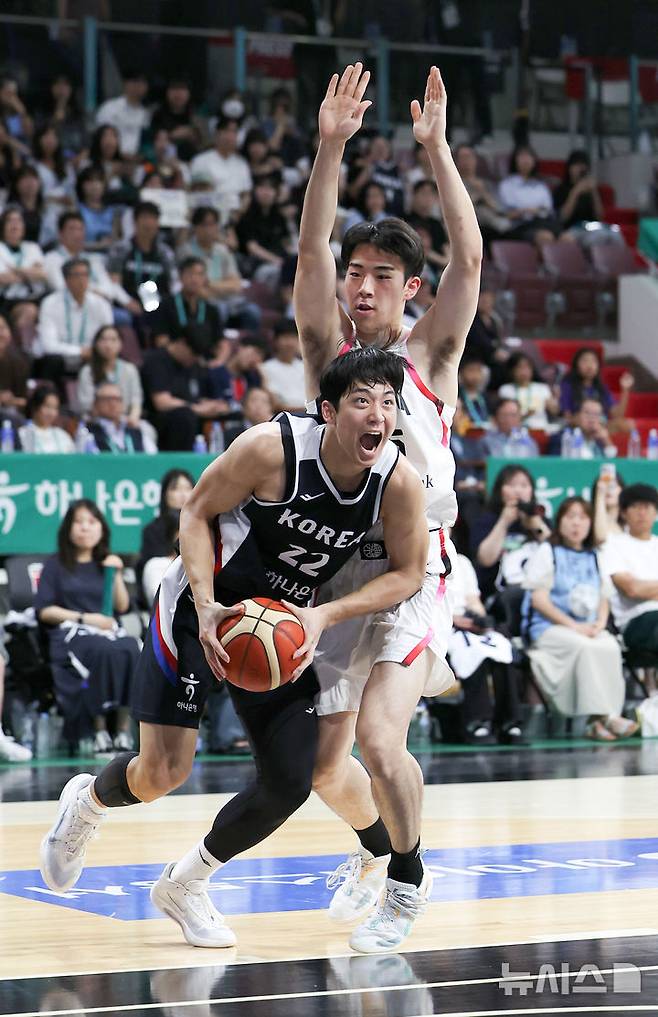 [안양=뉴시스] 김선웅 기자 = 13일 경기 안양시 정관장 아레나에서 열린 하나은행 초청 2025 남자농구 국가대표 평가전 대한민국 vs 일본 2차전 경기, 여준석이 골대를 향해 달리고 있다. 2025.07.13. mangusta@newsis.com